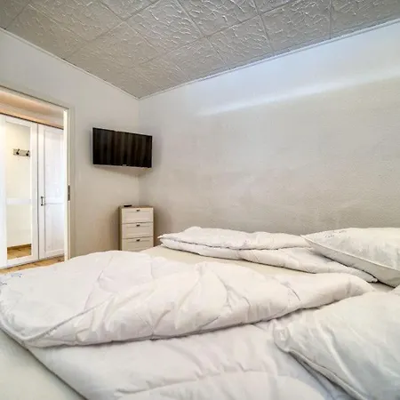 - Haus C, App 0c1004 *